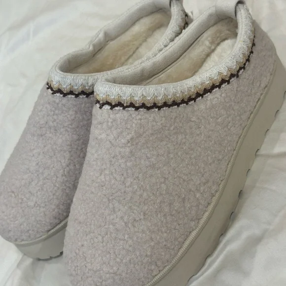 Cozy Slip-On Sherpa Mules in Light Beige - Picture 3 of 4